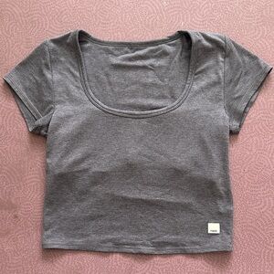 Vuori Women’s Shirt Sleeve Halo Crop, Sawyer Heather, Small, EUC